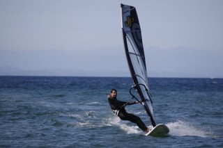 Leon beim Surfen. Im Hintergrund Corsika.